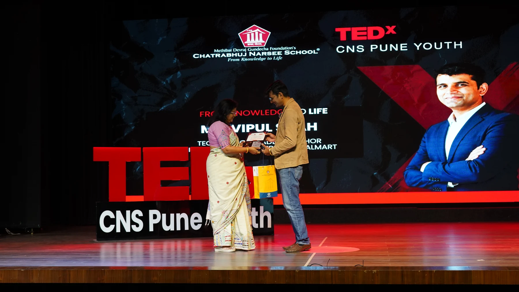Vipul Shah receiving recognition at TEDxCNS Pune Youth